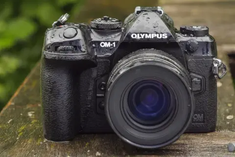 Olympus OM-1, bagnata dalla pioggia, è pronta a catturare ogni istante. Il suo design robusto e il sistema OM la rendono perfetta per ogni avventura.