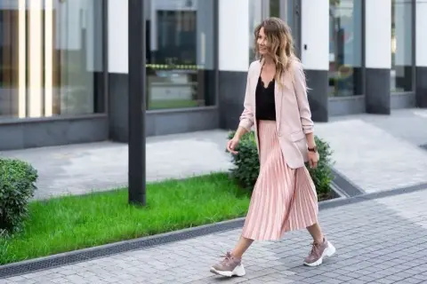 Z czym nosić długą spódnicę, aby stworzyć stylowe i modne zestawienia