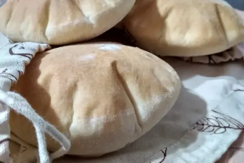 Chlebek Pita: Prosty Przepis na Domowe Bliskie Wschodnie Pieczywo