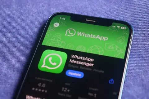 Ekran telefonu z aplikacją WhatsApp. Widoczny przycisk "Update" sugeruje, że czeka nas aktualizacja WhatsApp.