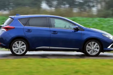 Pojemność baku Toyota Auris: 45, 50 czy 55 litrów?