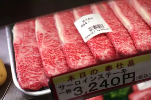 Fein marmoriertes Kobe Rindfleisch, verpackt und mit Preisschild.