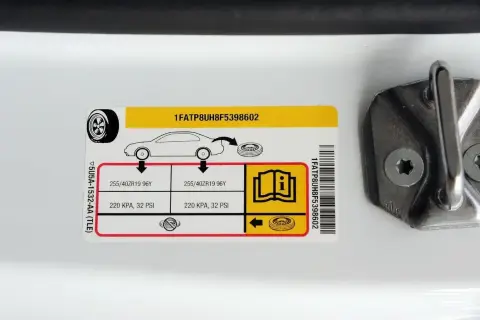 Naklejka informuje, ile powietrza w oponach jest optymalne dla Twojego samochodu. Podane są wartości w KPA i PSI.