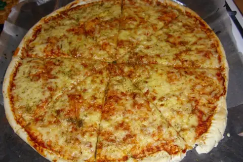 Jak zrobić pizzę margherita: Prosty przepis na idealne ciasto