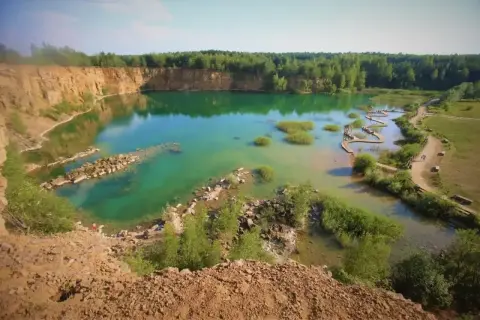 Malowniczy zalew w kamieniołomie. Park Gródek Jaworzno zachwyca turkusową wodą i drewnianymi kładkami. Sprawdź cenę wstępu!