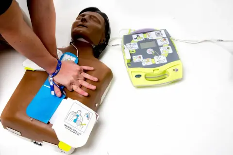 Entraînement aux gestes de premiers secours : on voit comment fonctionne un défibrillateur sur un mannequin.