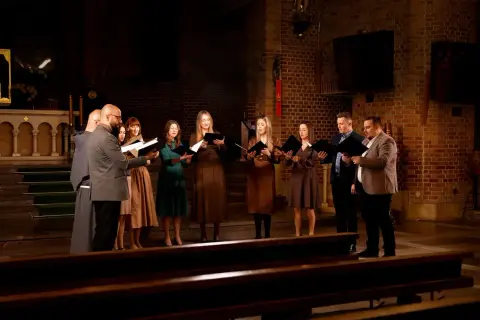 Chór wykonuje najpiękniejsze pieśni liturgiczne w kościele.