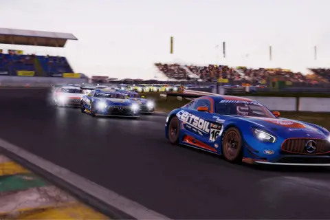 Wyścigowe samochody w grze Project Cars 4 pędzą po torze. Niebieski Mercedes z numerem 16 na czele.