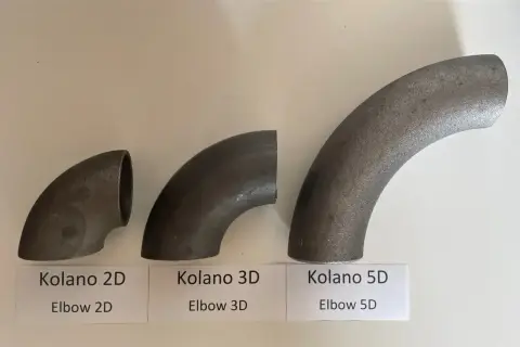 Trzy kolana hamburskie o różnym promieniu gięcia: 2D, 3D i 5D, wykonane z metalu.