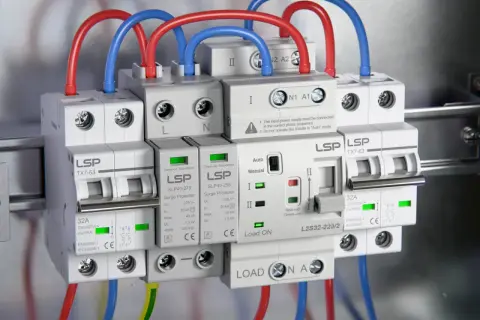 Instalacja elektryczna z zabezpieczeniami przeciwprzepięciowymi i wyłącznikami, gdzie widać różnicę między przekaźnikiem a stycznikiem.