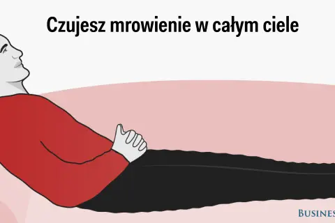 Mężczyzna leży, czując mrowienie w całym ciele – to jeden z objawów miłości.