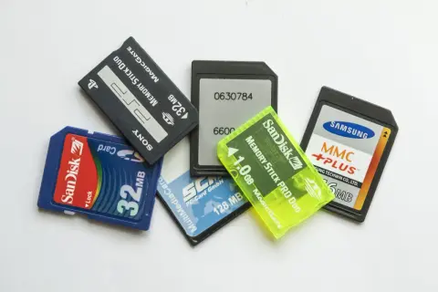 Różne karty pamięci: SanDisk, Sony Memory Stick Duo, Samsung MMC. Jaka karta pamięci do aparatu? Wybór zależy od urządzenia.