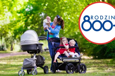 Mama z dziećmi w parku, wspierana przez program 800 plus.