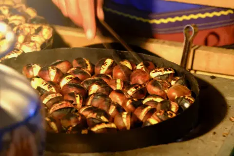 Castañas al horno en sartén, doradas y listas para disfrutar. El tiempo y temperatura perfectos para este manjar otoñal.