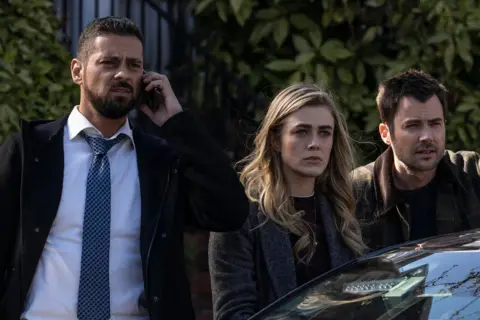 Trzech bohaterów serialu "Manifest" - Ben, Michaela i Saanvi - w napiętej sytuacji. Obsada w obliczu tajemnicy.
