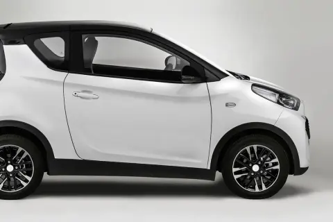 Auto elettrica bianca e nera, modello DR 1.0, vista di lato. Design moderno e compatto.