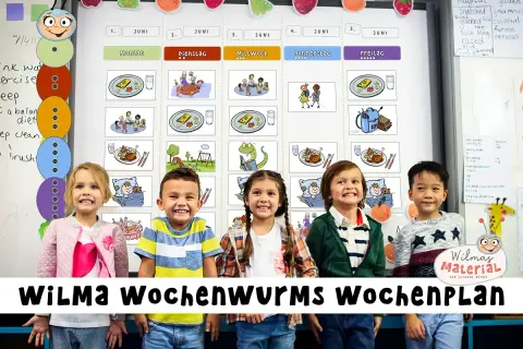 Kinder lächeln vor einem bunten Wochenplan für den Kindergarten. Der Plan zeigt Aktivitäten und Mahlzeiten für jeden Tag.