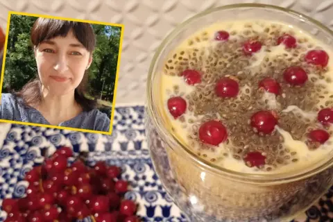 Kobieta z uśmiechem na twarzy, obok deser chia z owocami. Zastanawiasz się, dlaczego chia nie pęcznieje? Sprawdź, jak przygotować idealny pudding.