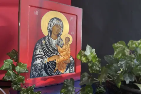 Ikony Matki Boskiej, różne rodzaje przedstawione na czerwonej desce, z otoczką i złotym tłem.