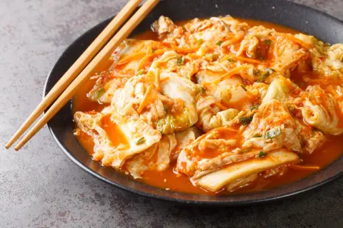 Talerz z kimchi i pałeczkami.