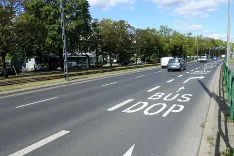 Czy bus jest samochodem osobowym? Odkryj ważne różnice i fakty