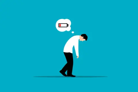 Mann mit leerer Batterie im Kopf, der die tumorbedingte Fatigue symbolisiert.
