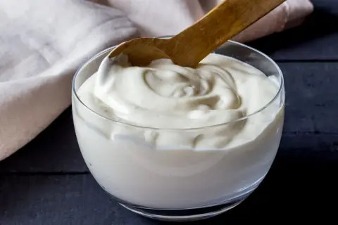 Czy jogurt naturalny tuczy? Prawda o jego wpływie na wagę