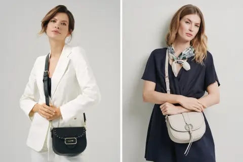 Dwie kobiety prezentują torebki crossbody: czarną z ćwiekami i beżową z ozdobnym kółkiem. Idealne na co dzień.