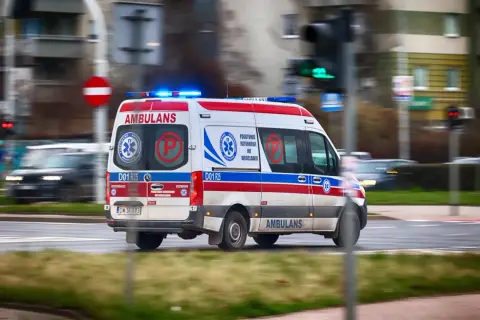 Ambulans z włączonymi sygnałami świetlnymi pędzi ulicą, by nieść pomoc. Prawo nie rozróżnia, kto potrzebuje jej bardziej, liczy się szybkość reakcji.
