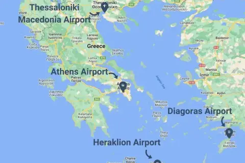 Mapa Grecji z zaznaczonymi lotniskami: Ateny, Saloniki, Heraklion, Rodos. Widać też wyspy, w tym **Ateny Santorini** jako cel podróży.