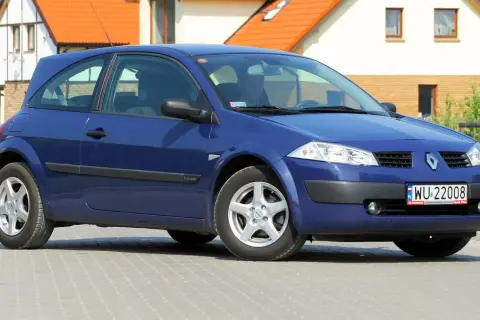 Niebieski Renault Megane 2, widok z przodu. Widać reflektory, atrapę chłodnicy i tablicę rejestracyjną.