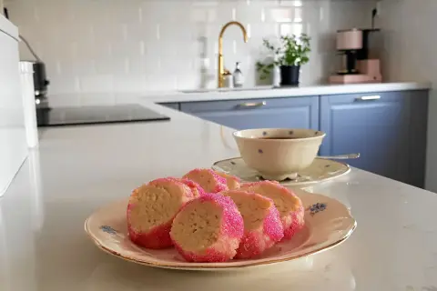 Söta brysselkex med rosa strössel på en tallrik, redo att avnjutas med en kopp kaffe. Ett enkelt brysselkex recept för hembakning.