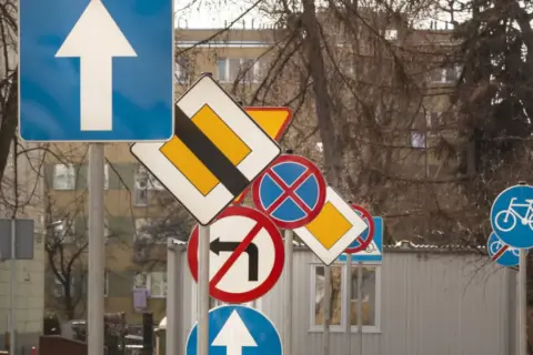 Mnóstwo znaków drogowych, jakby test na prawo jazdy. Strzałka do przodu, zakaz skrętu, pierwszeństwo, rowerzyści i postój.