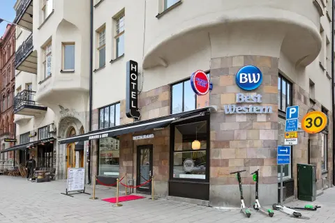 Best Western hotel vid 108, med restaurang Burgers & Beer och en taco bar. Elsparkcyklar står parkerade utanför.
