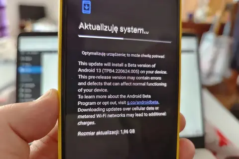 Aktualizacja systemu na telefonie z Android 13 w wersji beta. Trwa optymalizacja urządzenia.