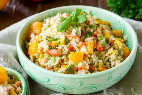 Erfrischender Reissalat mit Orangenstücken, Paprika und Kräutern. Ein leichtes und leckeres Reissalat Rezept für den Sommer.