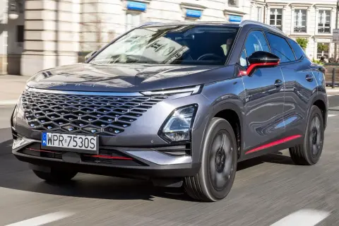 Szary Omoda C5 w ruchu miejskim. Wiele osób szuka omoda opinie, a ten SUV z pewnością przyciąga wzrok.