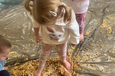 Ścieżka sensoryczna do chodzenia: Klucz do rozwoju i zabawy DIY