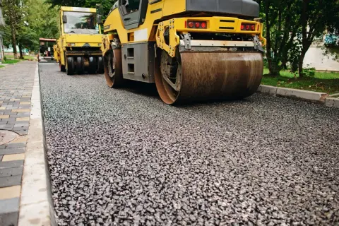 Podjazd: kostka, granit, kruszywo? Porównaj i wybierz mądrze!