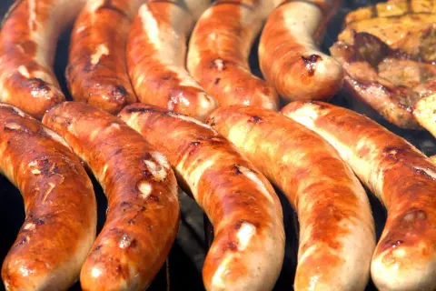 Złociste kiełbaski na patelni, idealne do grillowania. Dowiedz się, ile smażyć kiełbasę na patelni, by były pyszne.