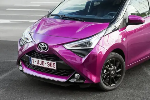 Różowy Toyota Aygo 2020 z czarnymi felgami i błyszczącym lakierem, gotowy na miejskie przygody.