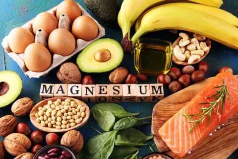 Produkty bogate w magnez: łosoś, awokado, banany, orzechy, nasiona, jajka. Nadmiar magnezu objawy mogą być różne, ale dieta bogata w te składniki jest zdrowa.