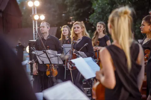 Jak ubrać się na koncert muzyki klasycznej, aby wyglądać elegancko