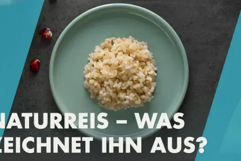 Naturreis auf einem Teller, der den Unterschied zu Vollkornreis erklärt.