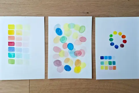 Trois feuilles présentent des études de couleurs à l'aquarelle, explorant comment disposer les couleurs de peinture dans une pièce.