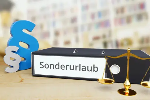 Ein Ordner mit der Aufschrift "Sonderurlaub" neben Paragraphen-Symbolen und einer Waage. Erinnert an den Sonderurlaub bei Beerdigung der Oma.