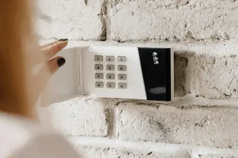 Czy montować alarm w domu? Oto, co musisz wiedzieć o bezpieczeństwie