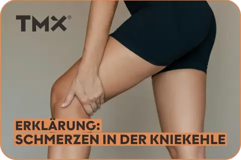 Frau hält schmerzhaft ihre Kniekehle. Erklärend: Schmerzen beim Knien auf hartem Boden.