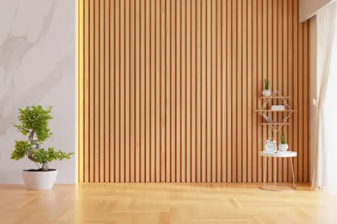 Un claustra interieur fait maison en bois, avec une plante verte et une étagère décorative.