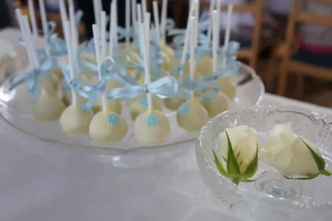 Vita cake pops med ljusblåa rosetter och blommor, perfekta för ett dop. Ett enkelt cake pops recept att prova!